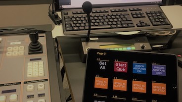 Virtuelles Studio: Über Companion werden Set und Bildmischer gesteuert.